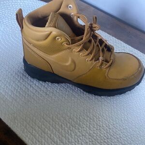 Nike Big Boys Boots new